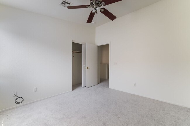 Building Photo - Spacious Henderson Townhome with Modern Up...