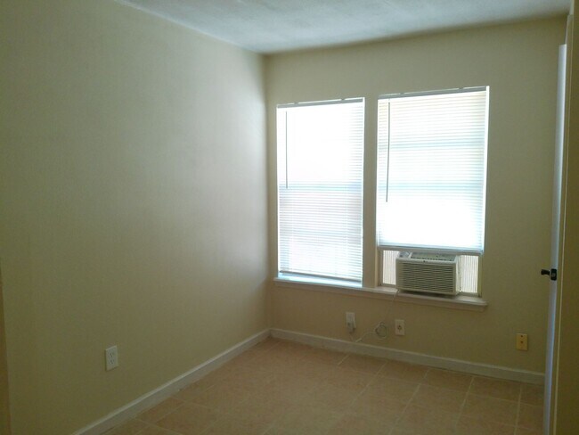 Building Photo - 749 Westchester Dr