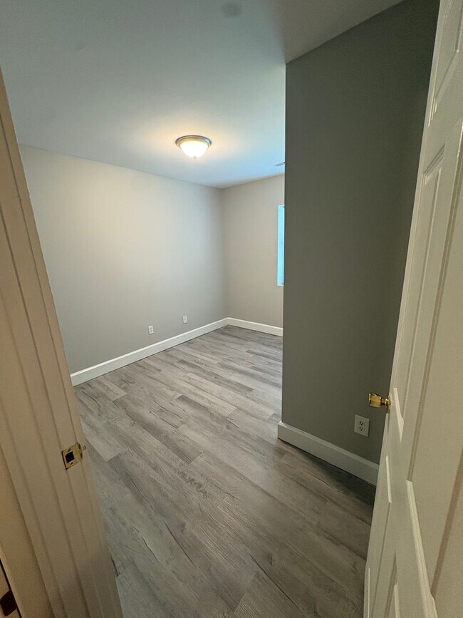 Building Photo - Adorable 1 Bedroom home Fountain Square