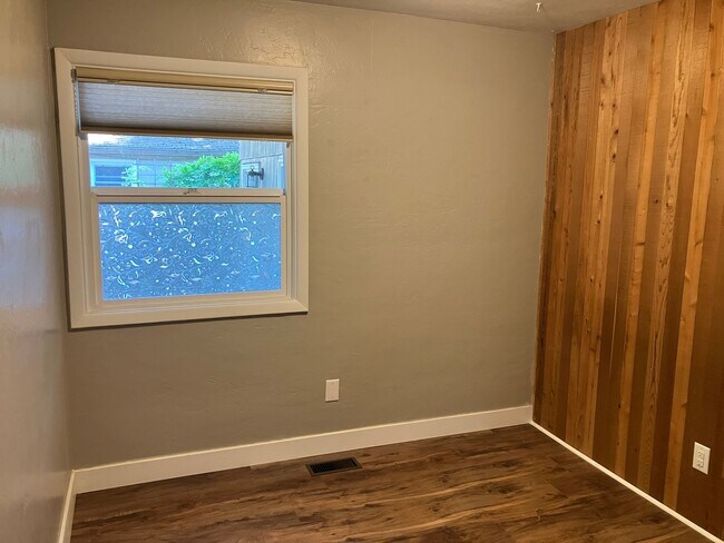 Building Photo - Cozy Three Bedroom Home in South Salem