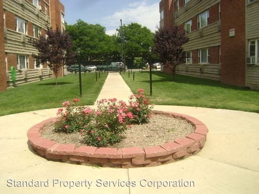 Building Photo - 2411 W Balmoral Ave