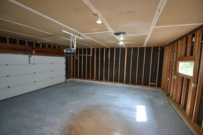 Building Photo - Charming 3-Bedroom Walk-Out Home!