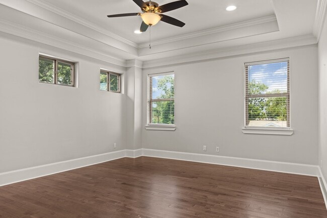 Building Photo - 8550 Ridgepoint Dr