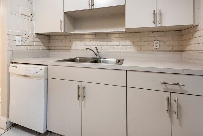 Building Photo - Large home with spacious patio and washer ...