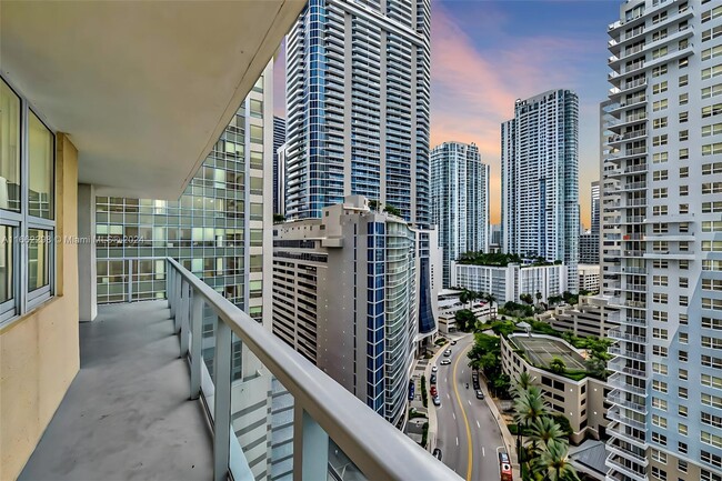 Building Photo - 1155 Brickell Bay Dr