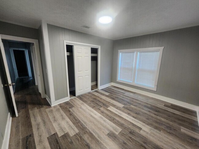 Building Photo - 522 E 5th St