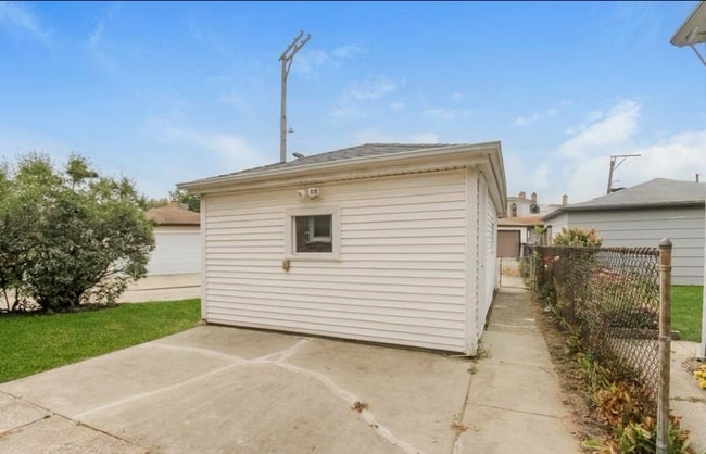 Building Photo - 6016 N Austin Ave