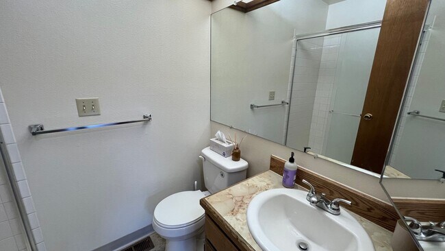 Building Photo - Furnished 2 Bed Top Floor Condo with Garag...