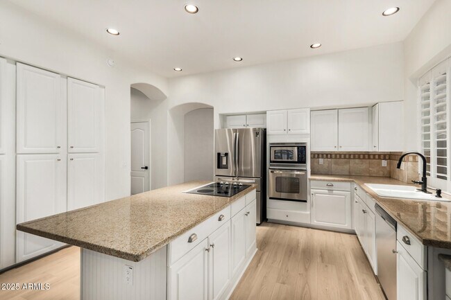 Building Photo - 925 W San Marcos Dr