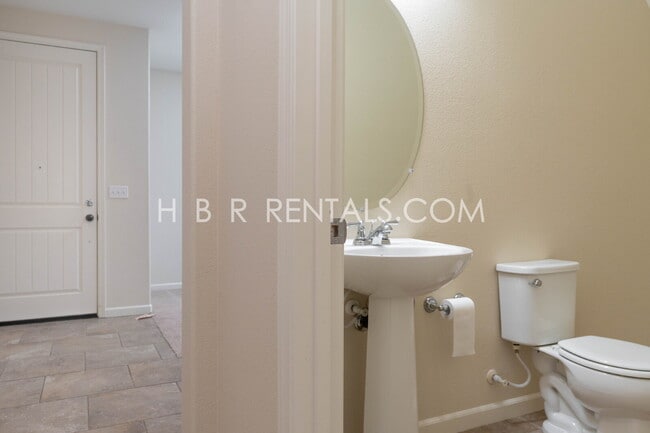 Building Photo - South Tracy 4-Bed Home with First-Floor Bedroom