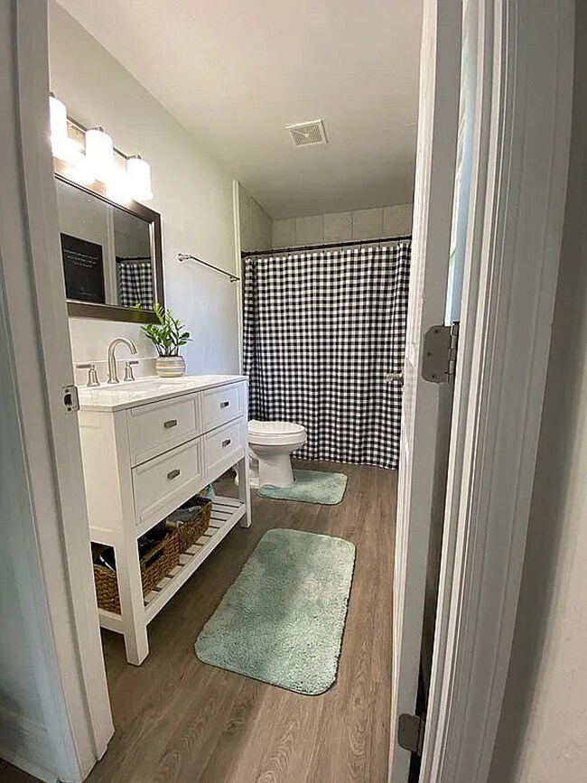 Building Photo - Modern Comfort Meets Classic Charm – Spaci...