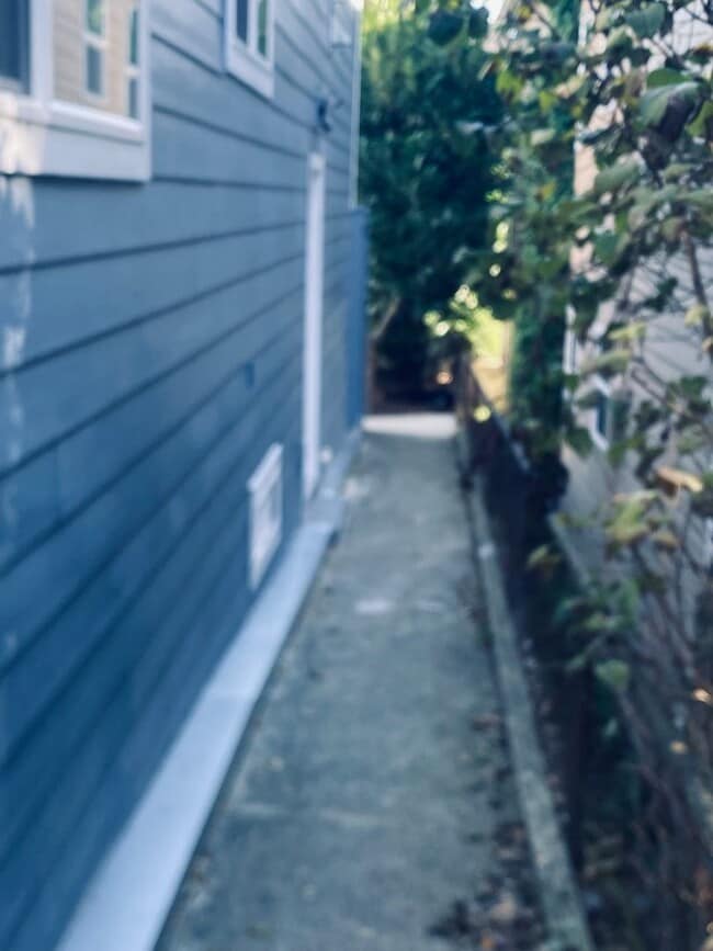 Building Photo - Large Corner Studio | Full Kitchen | In-Unit W/D | Pet Friendly