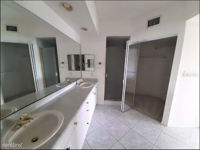 Building Photo - 6495 Shoreline Dr