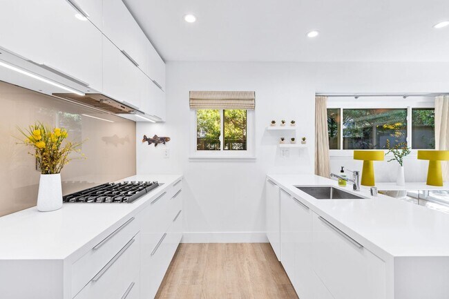 Building Photo - Stylish Condo in Desirable Alta Heights Neighborhood