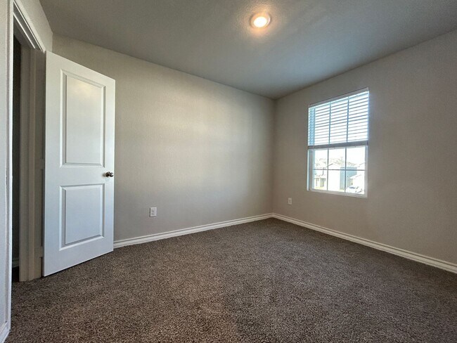 Building Photo - Townhome for rent