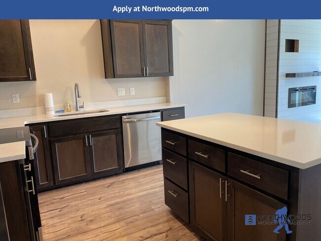 Building Photo - Gorgeous 2 Bedroom 2.5 Bath Townhome  in White City