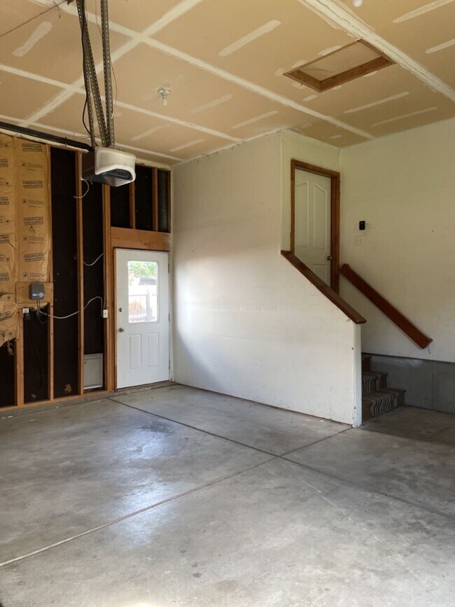 Building Photo - 4 Bed 2.5 Bath Home in Windsor