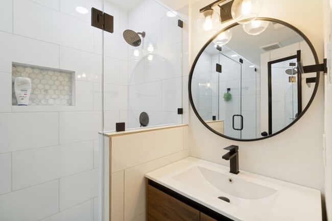 Building Photo - Modern & Stylish Loft Style 2 Bedroom Condo in Oaklawn!