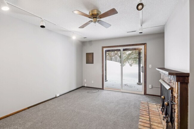 Building Photo - Lovely 4BR 2BA Townhome in Coon Rapids