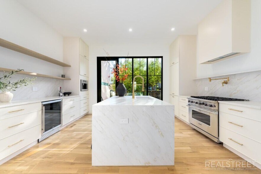 Building Photo - Stunning Brand New Townhouse for Rent in Bushwick!