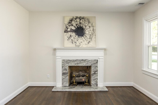 Building Photo - 564 Claymont Dr
