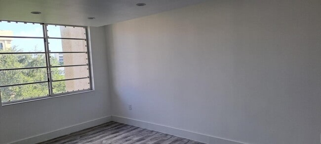 Building Photo - 9320 Fontainebleau Blvd