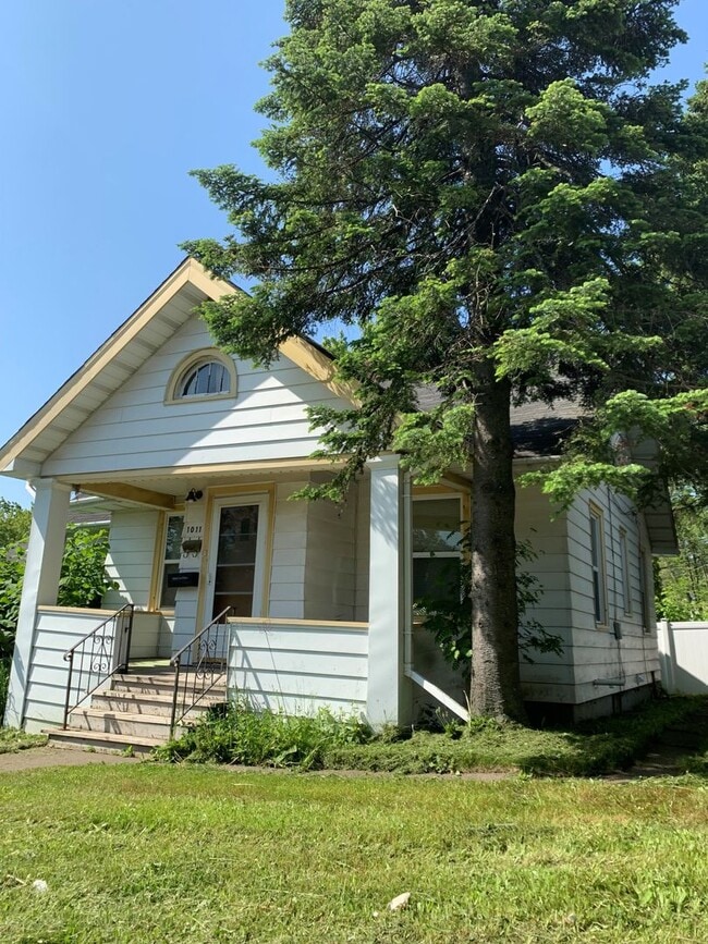 Building Photo - Duluth, MN. 4 bedroom - 1 bath - 1 off street parking - Single Family Home.