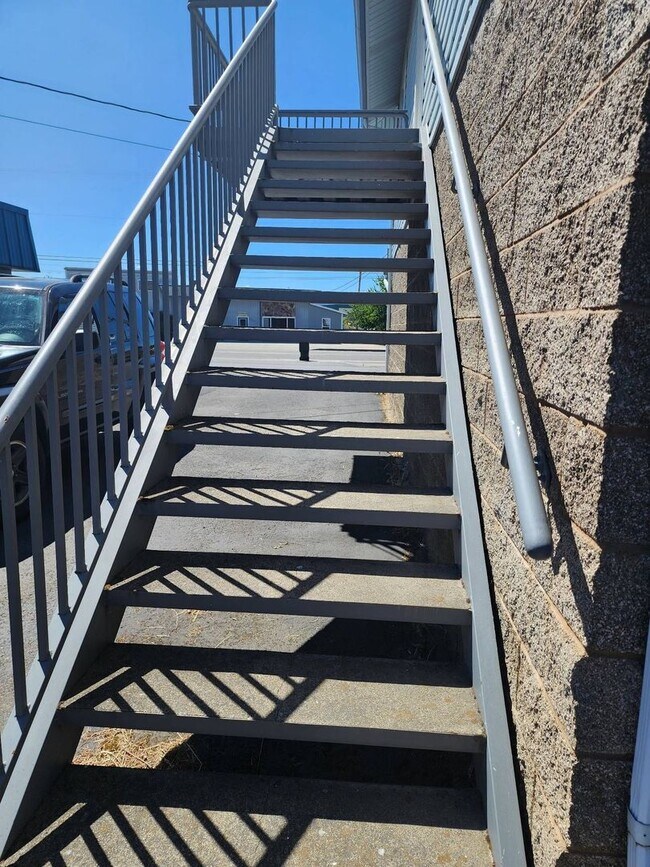 Building Photo - 352 S Calapooia St