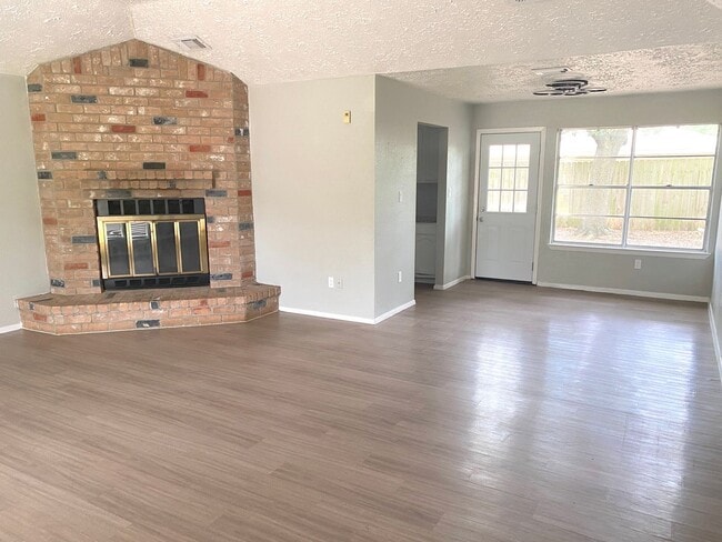 Building Photo - MAKE THE SMART MOVE TO SOMMERALL