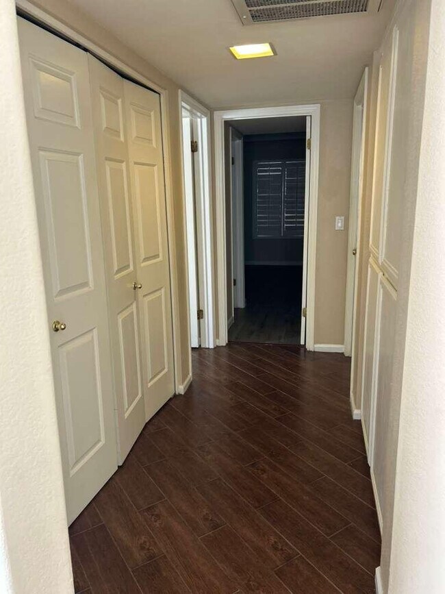 Building Photo - 15822 N 5th Ave