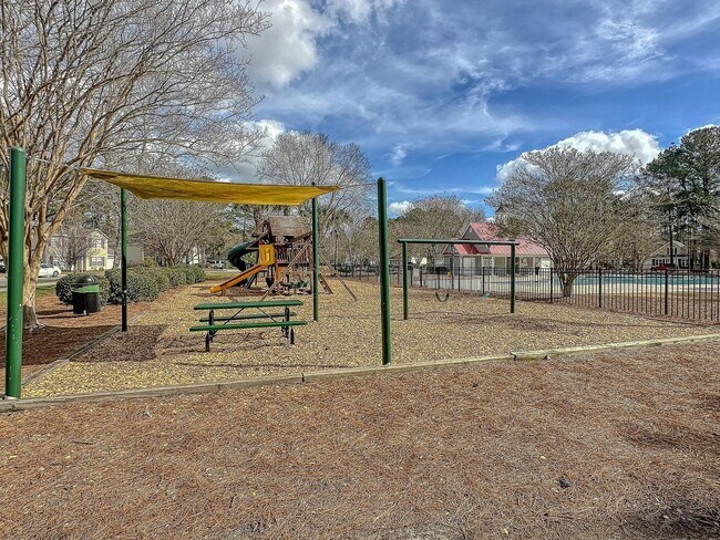 Building Photo - Easy, Modern Comfort in a Prime Charleston Location!