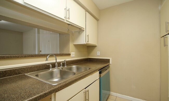 Building Photo - 2822 S Bartell Dr