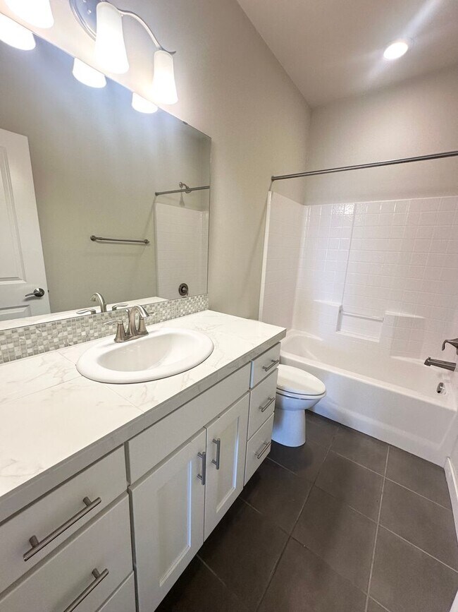 Building Photo - Modern 2-bed, 2-bath Townhome in Shoreline.
