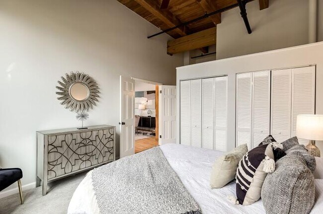 Building Photo - 331 S Peoria St