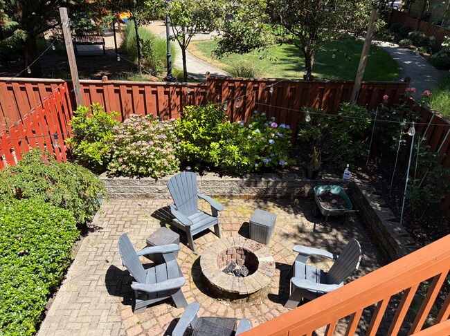 Building Photo - Gorgeous 3 BD | 2.5 BA Townhome | Popular Amberglen Townhomes Neighborhood | Beautiful Backyard |...