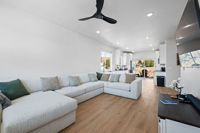 Building Photo - "Spacious & Stylish 3-Bedroom 2 bath Furni...