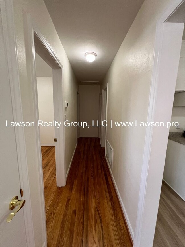 Building Photo - Pristine Brick Ranch with Covered Back Patio!