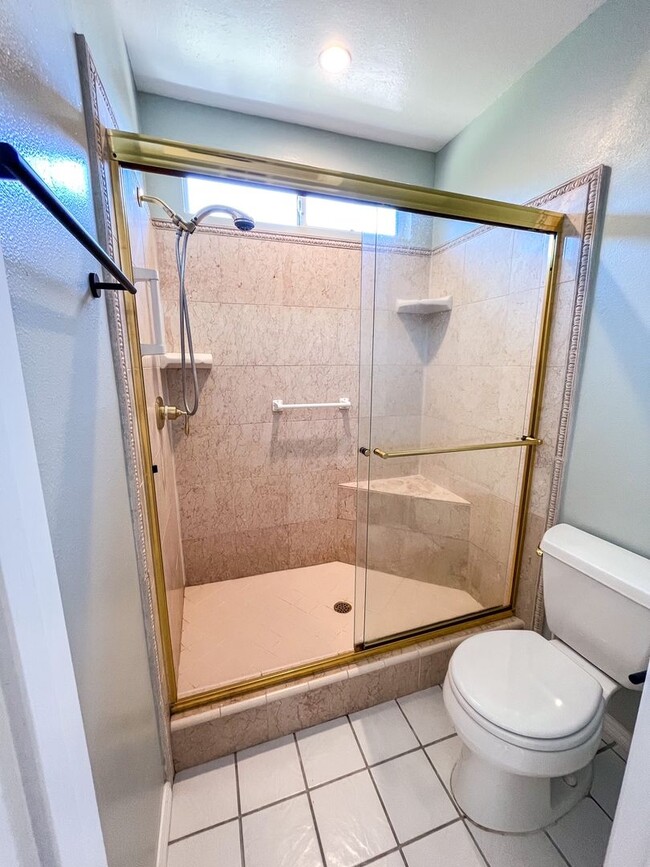Building Photo - Beautiful 4-bedroom, 2-bathroom Newbury Pa...