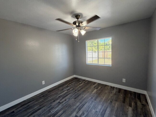 Building Photo - Newley Remodeled 3 BD 2 BA house with Big lot in SW Bakersfield