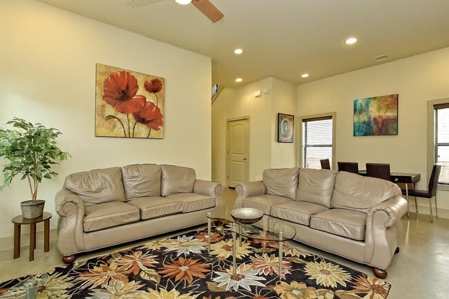 Building Photo - 1812 Poquito St