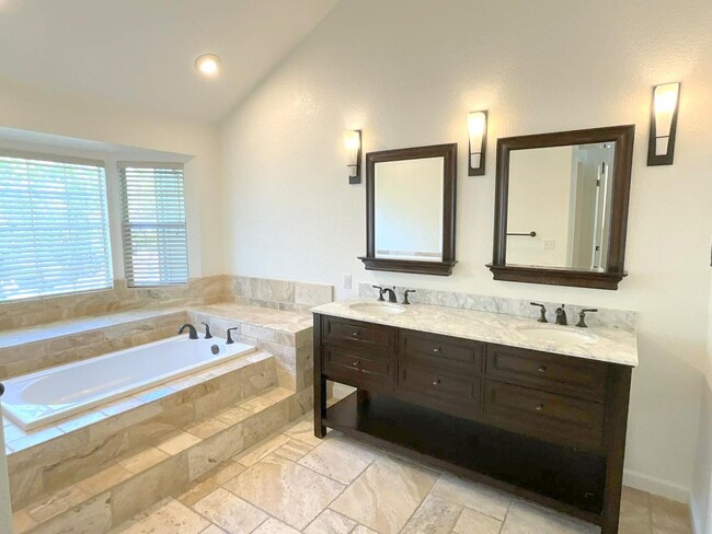 Building Photo - Wonderful Townhome In Walnut Creek Near He...