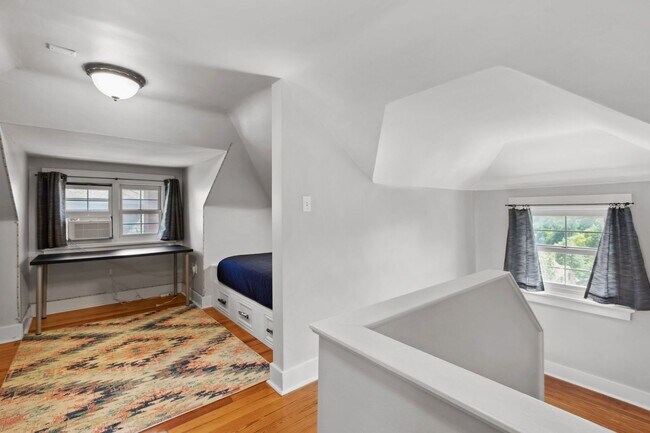Building Photo - *Beautifully Updated & Spacious 4BD/4BA Si...