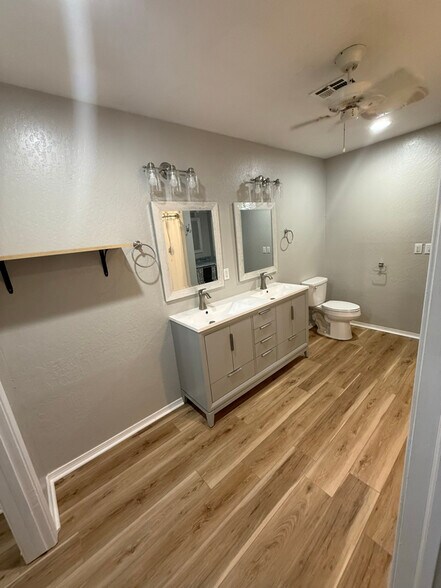 Building Photo - 404 E 9th St