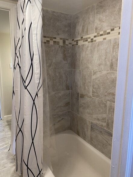 Shower - 312 Birch Dr
