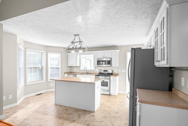 Building Photo - Pet Friendly Three Bedroom with Bonus!