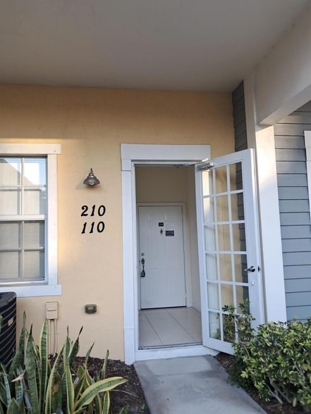 Building Photo - 221 Greenwich Cir