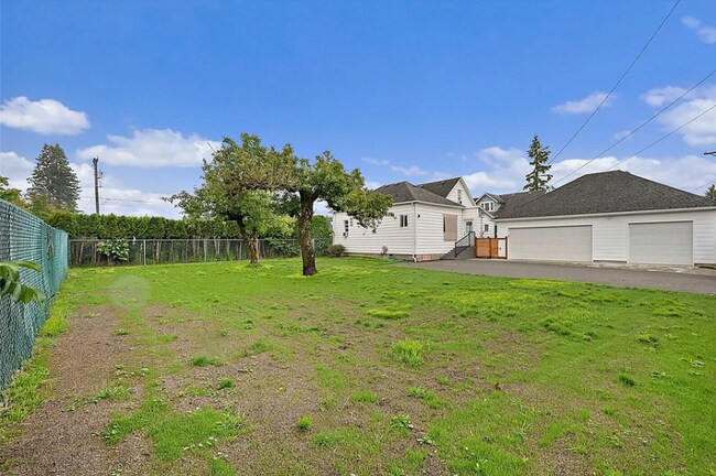 Building Photo - Beautiful Craftsman Home with Ample Parking & Outdoor Space