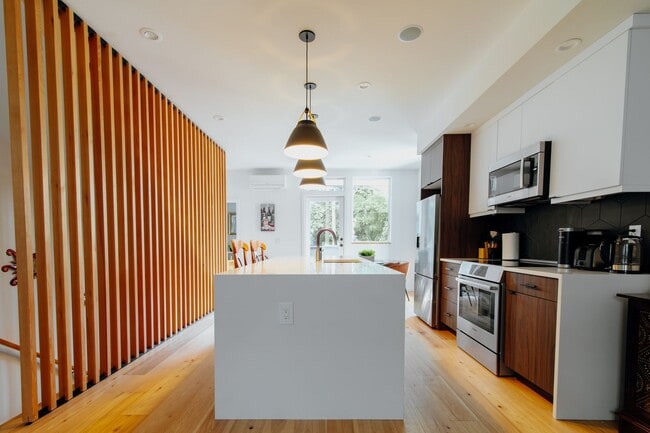 Building Photo - Modern 3 Bed, 3.5 Bath Townhouse for Rent