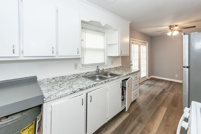 Building Photo - 3 Bedroom, 1 Bathroom Home in Waylyn Subdivision - North Charleston