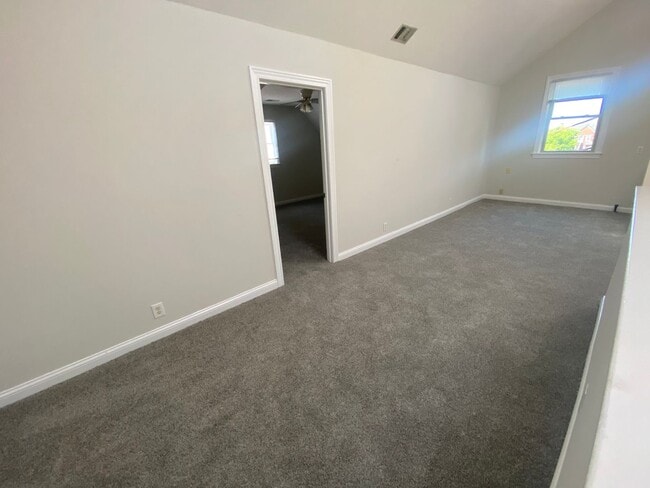 Building Photo - 1708